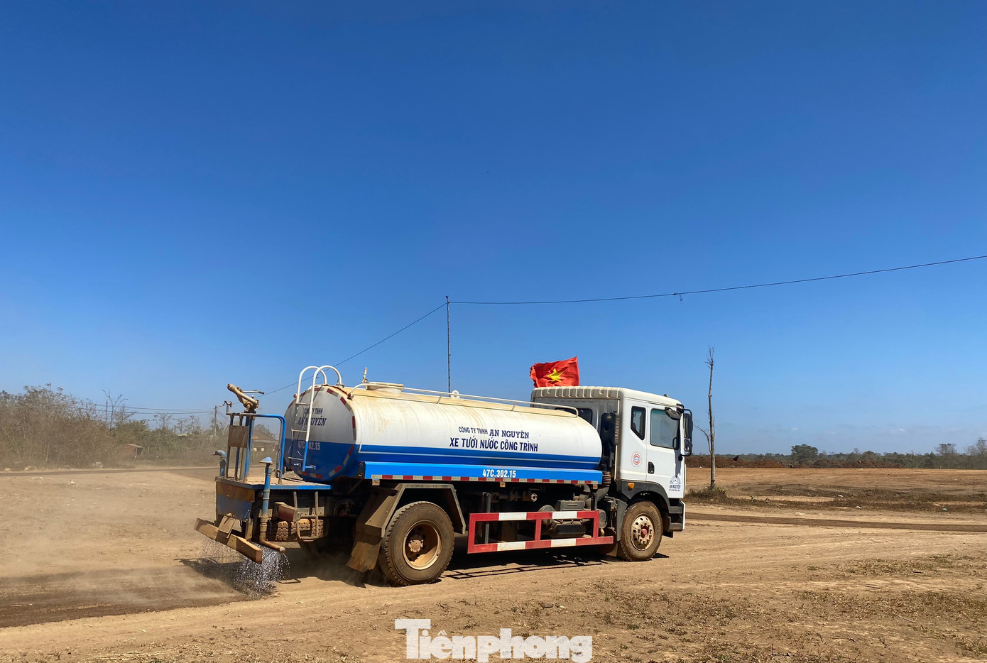 Kỹ sư Võ Văn Tiến - Cty TNHH An Nguyên cho biết, Đắk Lắk đang mùa khô khiến cho đất bị khô cứng. Để đảm bảo tiến độ công việc, công ty chỉ đạo các nhóm công nhân điều khiển xe bồn tưới nước thường xuyên để lu lèn, đầm nén các lớp. Ngoài ra việc tưới nước góp phần giảm lượng bụi đất đỏ bay cản trở tầm nhìn của các lái xe.
