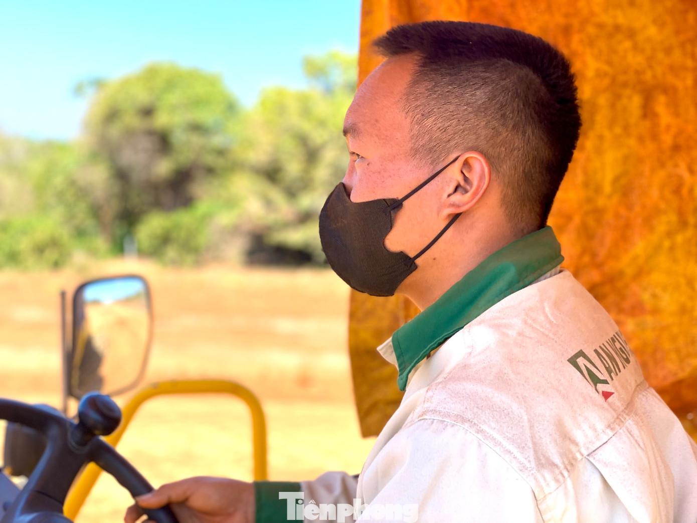 Anh Lù Sang Vàng (21 tuổi, nhân viên lái xe lu của Cty TNHH An Nguyên) cho biết, những ngày này, thời tiết khá oi bức, gió to bụi mù mịt nhưng mọi người đều quyết tâm hoàn thành nhiệm vụ công ty đề ra. "Tôi làm xuyên Tết với mức lương 1 triệu đồng/ngày, có quà gửi về gia đình", anh Vàng chia sẻ.