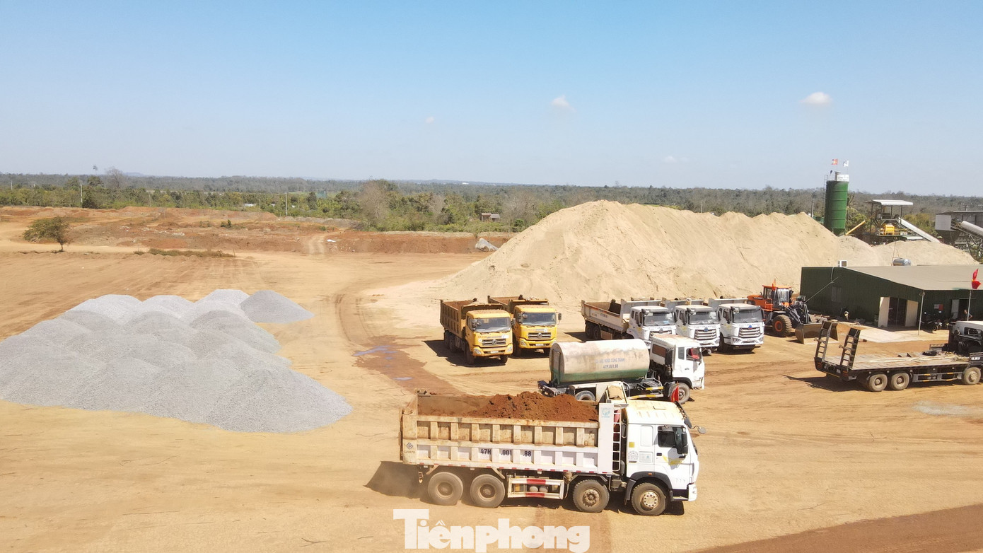 Xe ben cỡ lớn chở đất đến các điểm thi công