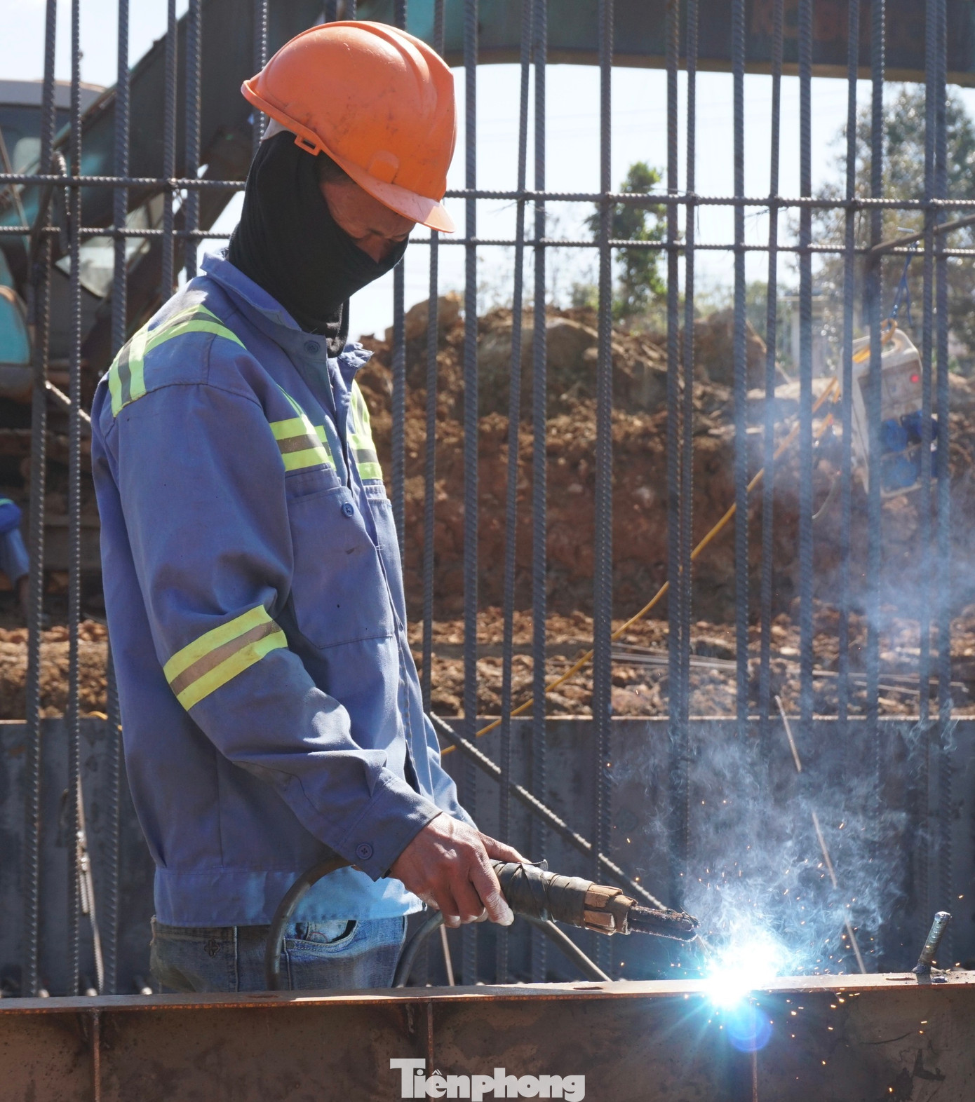 Nhiều công nhân "đội nắng" hàn các mố thép