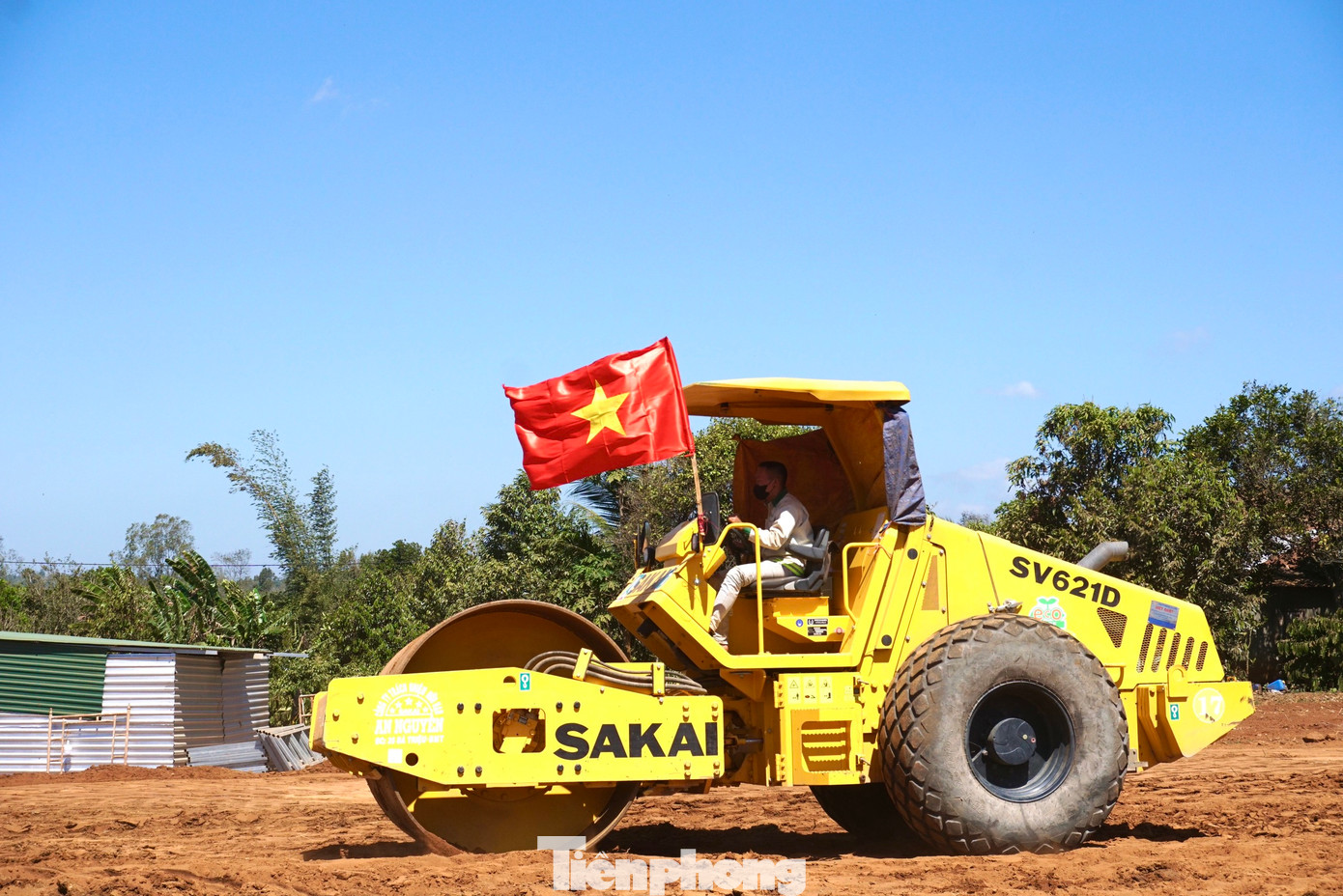 Theo Ban Quản lý dự án đầu tư xây dựng công trình giao thông và nông nghiệp phát triển nông thôn tỉnh Đắk Lắk, đơn vị đã chỉ đạo các nhà thầu tăng ca, tăng kíp thi công xuyên Tết để đảm bảo tiến độ đề ra. Những ngày đầu xuân năm mới, các chủ đầu tư sẽ huy động, tăng cường công nhân, máy móc để đến năm 2025 dự án cơ bản thông toàn bộ tuyến, đến 2026 đưa dự án vào khai thác sử dụng.