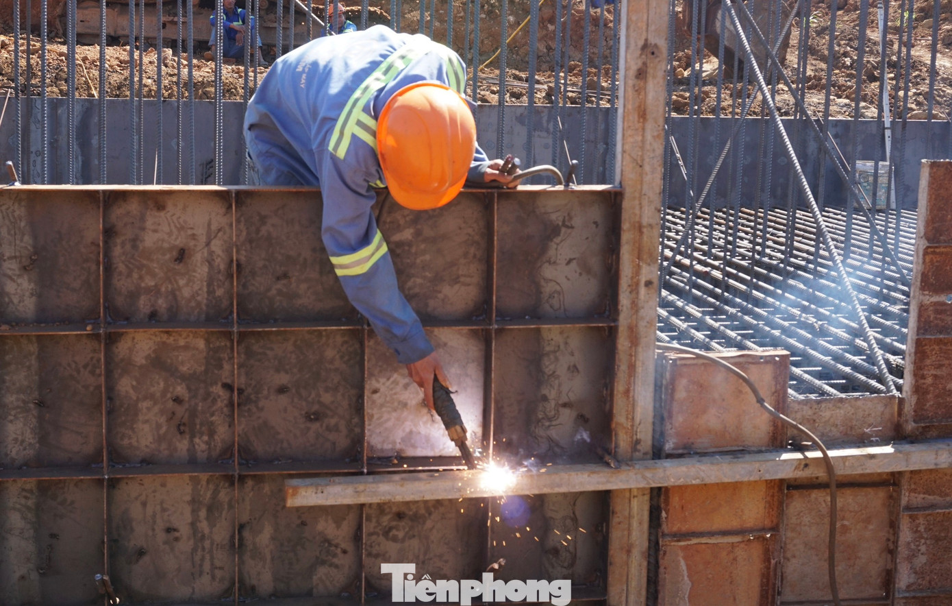 "Chúng tôi làm xuyên Tết, rất phấn khởi vì được công ty quan tâm chế độ lương, thưởng dịp Tết. Với không khí vui tươi dịp đầu năm, chúng tôi nỗ lực hoàn thành nhiệm vụ, đảm bảo vượt tiến độ đề ra" - anh Nguyễn Văn Hùng (42 tuổi), công nhân cơ khí thuộc Cty CP xây dựng cơ khí A74 cho biết.