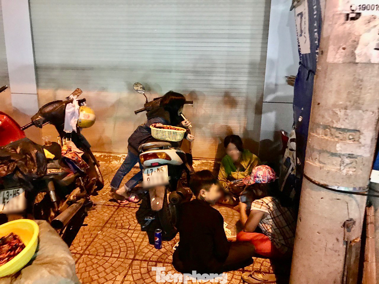 Các em nhỏ tụ tập chuẩn bị đi xin ăn