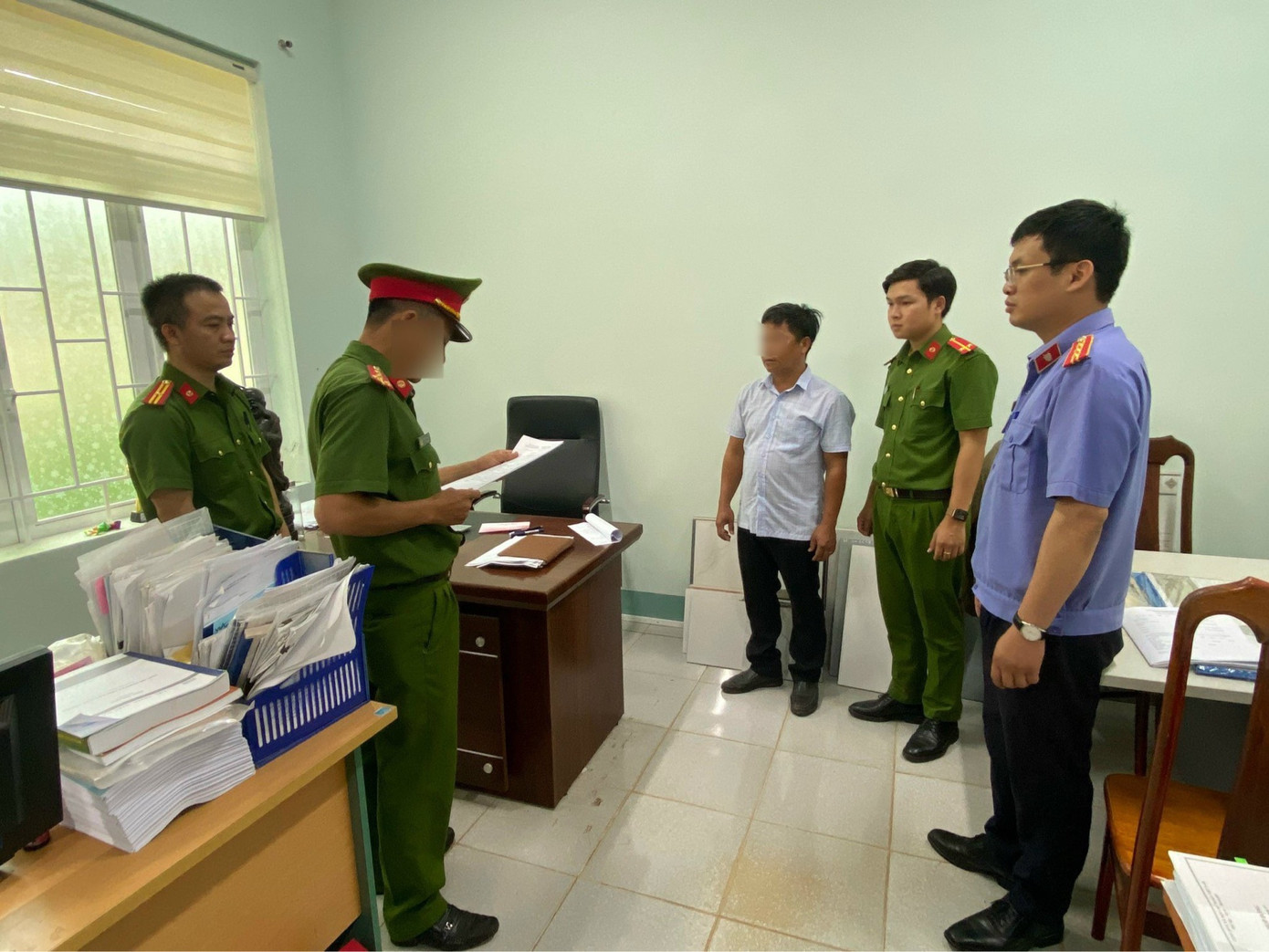 Công an tỉnh Đắk Nông tống đạt các quyết định tố tụng đối với bị can Trần Quốc Đạt Công an tỉnh Đắk Nông tống đạt các quyết định tố tụng đối với bị can Trần Quốc Đạt