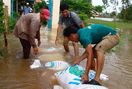 Công việc đắp cao các tuyến đường vừa là tuyến đê bao vẫn tiếp tục duy trì - Ảnh Đức Vịnh 