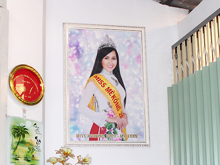 Bức ảnh Mỹ Xuân được mẹ cô treo ở ngay cửa bước vào trong căn nhà mà cô đã cho tiền bà xây mới. Ảnh: Binh Nguyên