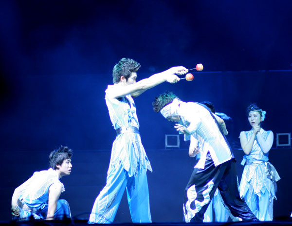 Nguy hiểm với màn biểu diễn bịt mắt đá hai quả táo cắm trên đầu dao