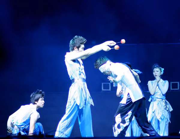 Nguy hiểm với màn biểu diễn bịt mắt đá hai quả táo cắm trên đầu dao