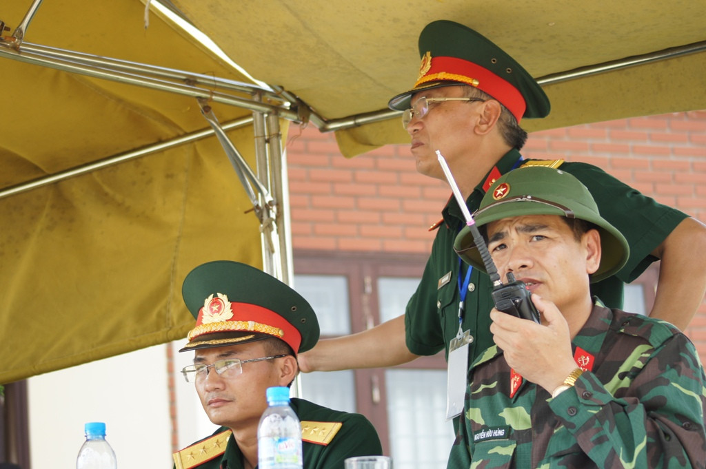 Thượng tá Nguyễn Hữu Hùng – Lữ trưởng Lữ đoàn Công binh 249 (cầm bộ đàm) đang chỉ huy cuộc diễn tập