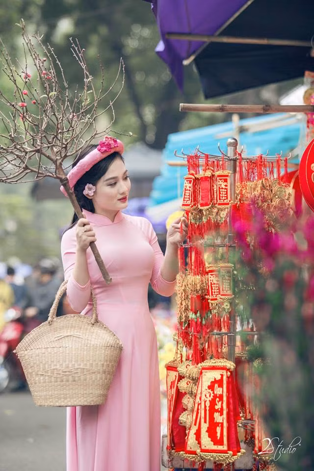 Nữ sinh Ngoại thương khoe sắc cùng hoa đào ảnh 3