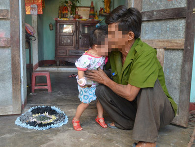 Ông Hồ Văn Phụng bên đứa cháu ngoại. Ông Hồ Văn Phụng bên đứa cháu ngoại