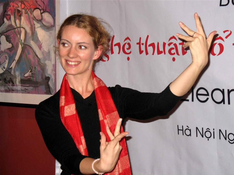 Eleanor tại buổi họp báo về đêm diễn tối 22/12 của mình. Ảnh: Lan Anh