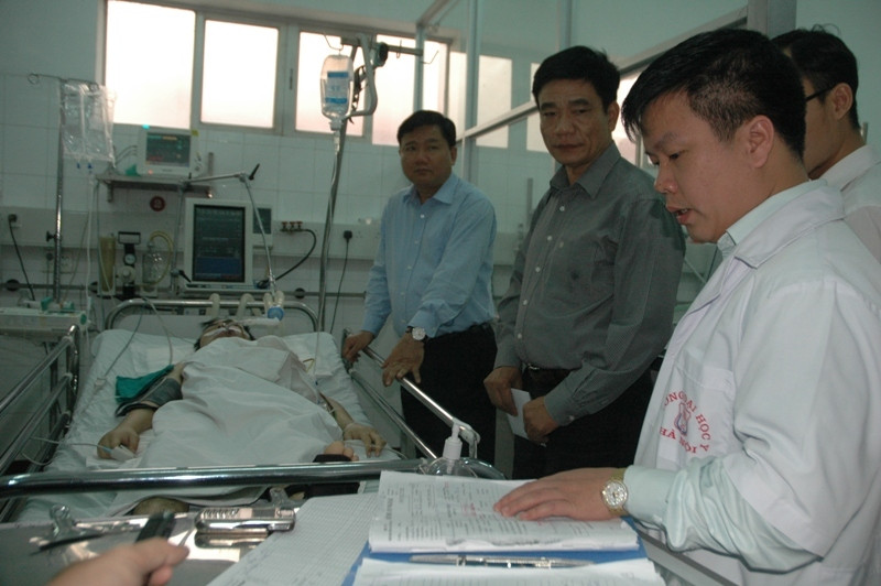 Các bệnh nhân ở bệnh viện Việt Đức đều là bệnh nhân nặng. Trong ảnh là một bệnh nhân nam 34 tuổi bị gãy cả hai tay. Do đội mũ bảo hiểm nên không bị chấn thương vùng đầu