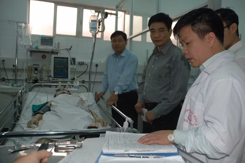 Các bệnh nhân ở bệnh viện Việt Đức đều là bệnh nhân nặng. Trong ảnh là một bệnh nhân nam 34 tuổi bị gãy cả hai tay. Do đội mũ bảo hiểm nên không bị chấn thương vùng đầu