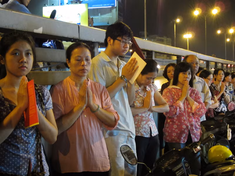 Nhiều người ở ngoài tỏ lòng thành ngày lễ vu lan