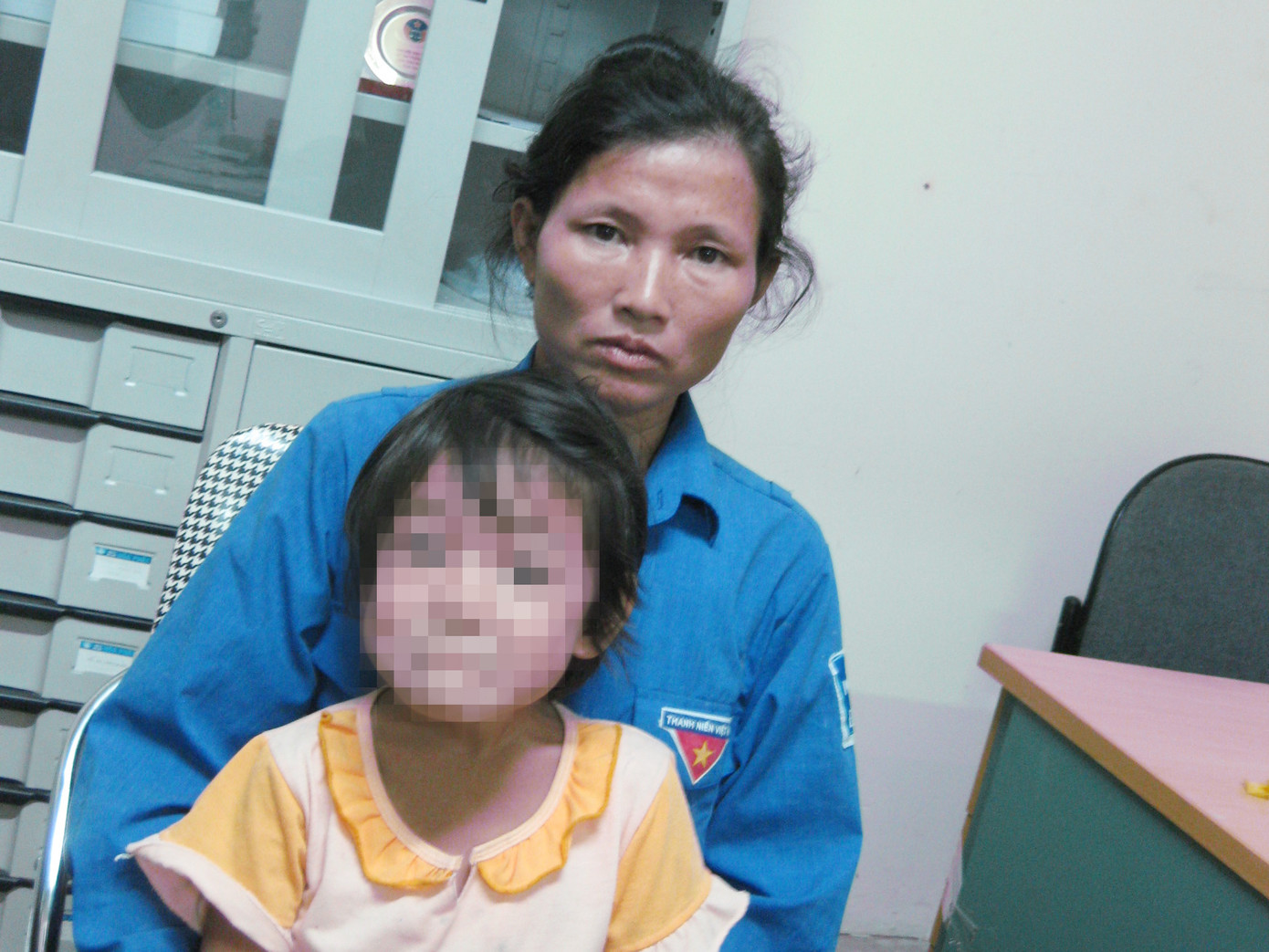 Mẹ con chị Tuyết đang trình bày với PV báo Tiền Phong