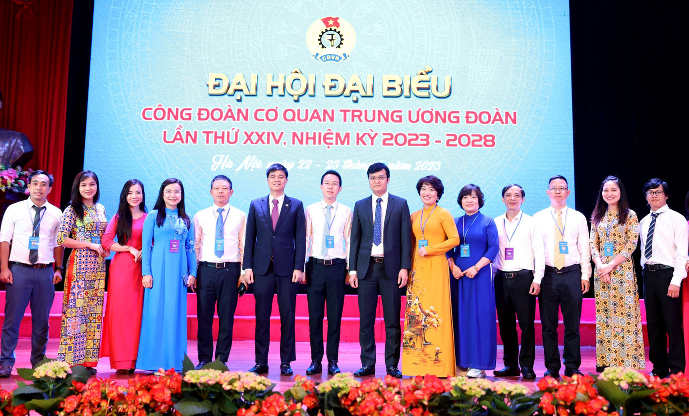 Đại biểu chụp ảnh lưu niệm với lãnh đạo Đảng ủy T.Ư Đoàn, Tổng Liên đoàn Lao động Việt Nam, Công đoàn cơ quan T.Ư Đoàn. Ảnh: Trọng Tài