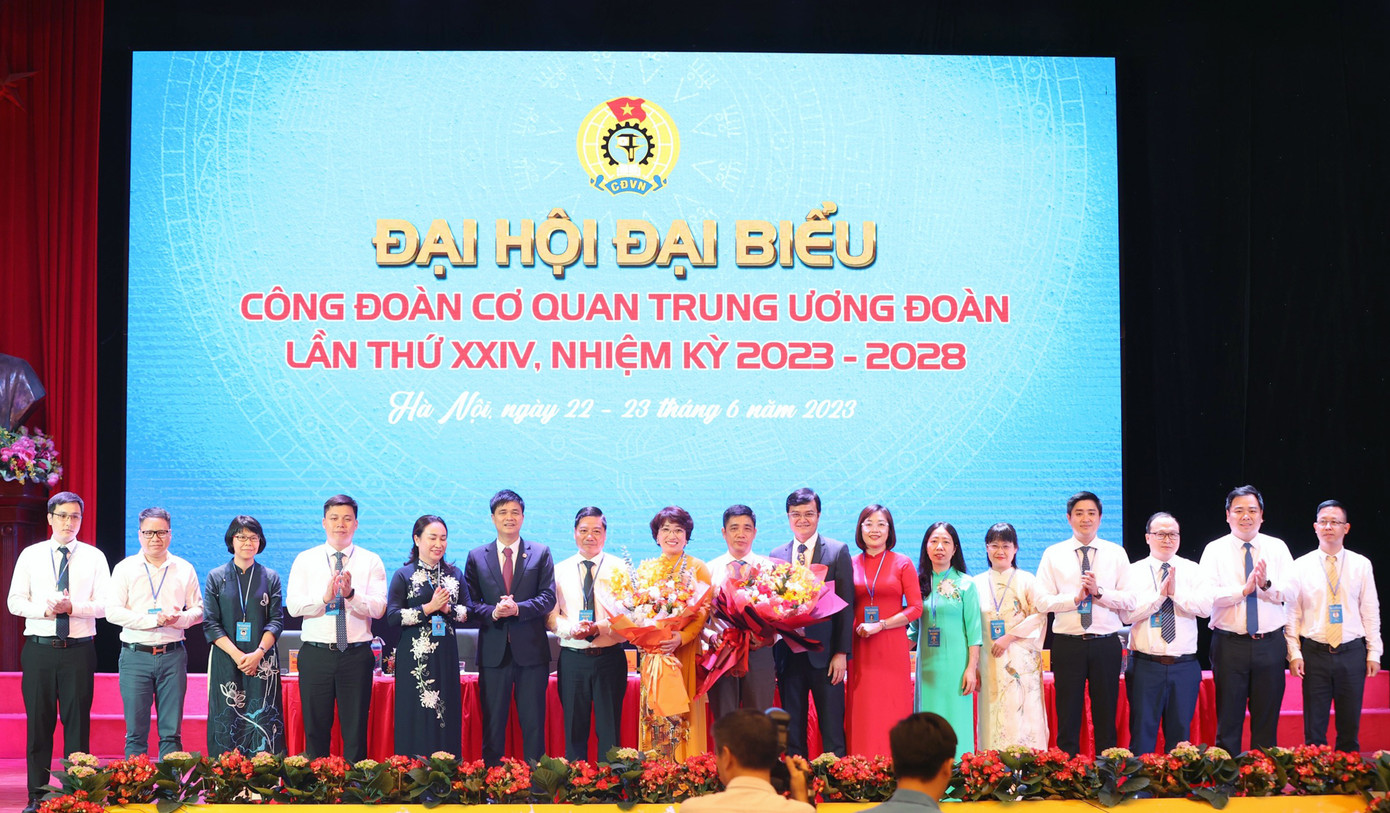 Bí thư Đảng ủy T.Ư Đoàn Bùi Quang Huy và Phó Chủ tịch Tổng Liên đoàn Lao động Việt Nam, Chủ tịch Công đoàn Viên chức Việt Nam Ngọ Duy Hiểu tặng hoa chúc mừng Ban Chấp hành Công đoàn cơ quan T.Ư Đoàn nhiệm kỳ 2023 - 2028. Ảnh: Trọng Tài