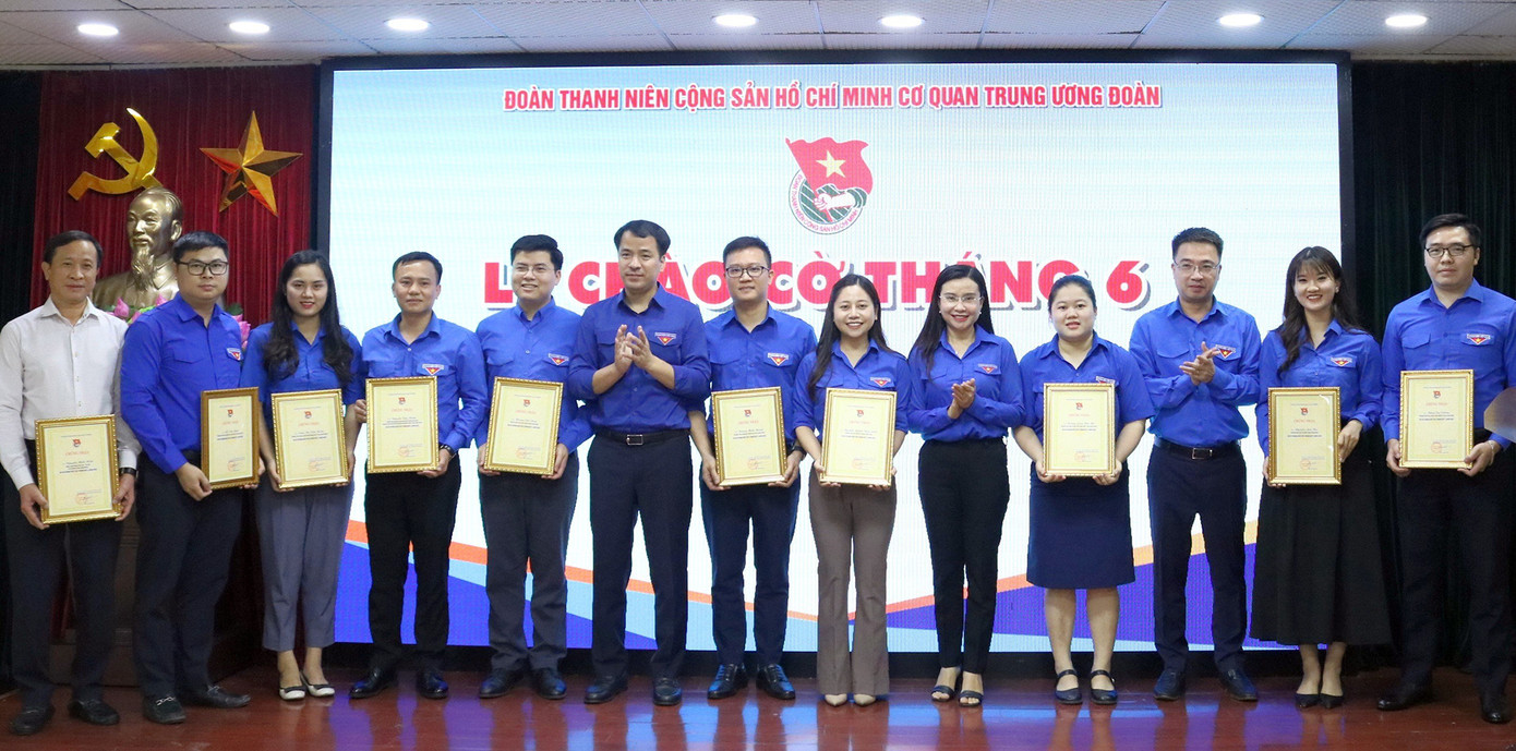 Các đồng chí Bí thư T.Ư Đoàn: Ngô Văn Cương, Nguyễn Tường Lâm, Nguyễn Phạm Duy Trang trao chúc mừng các cá nhân hoàn thành xuất sắc nhiệm vụ quý I năm 2023. Ảnh: Vương Bảo Anh Các đồng chí Bí thư T.Ư Đoàn: Ngô Văn Cương, Nguyễn Tường Lâm, Nguyễn Phạm Duy Trang trao chúc mừng các cá nhân hoàn thành xuất sắc nhiệm vụ quý I năm 2023. Ảnh: Vương Bảo Anh