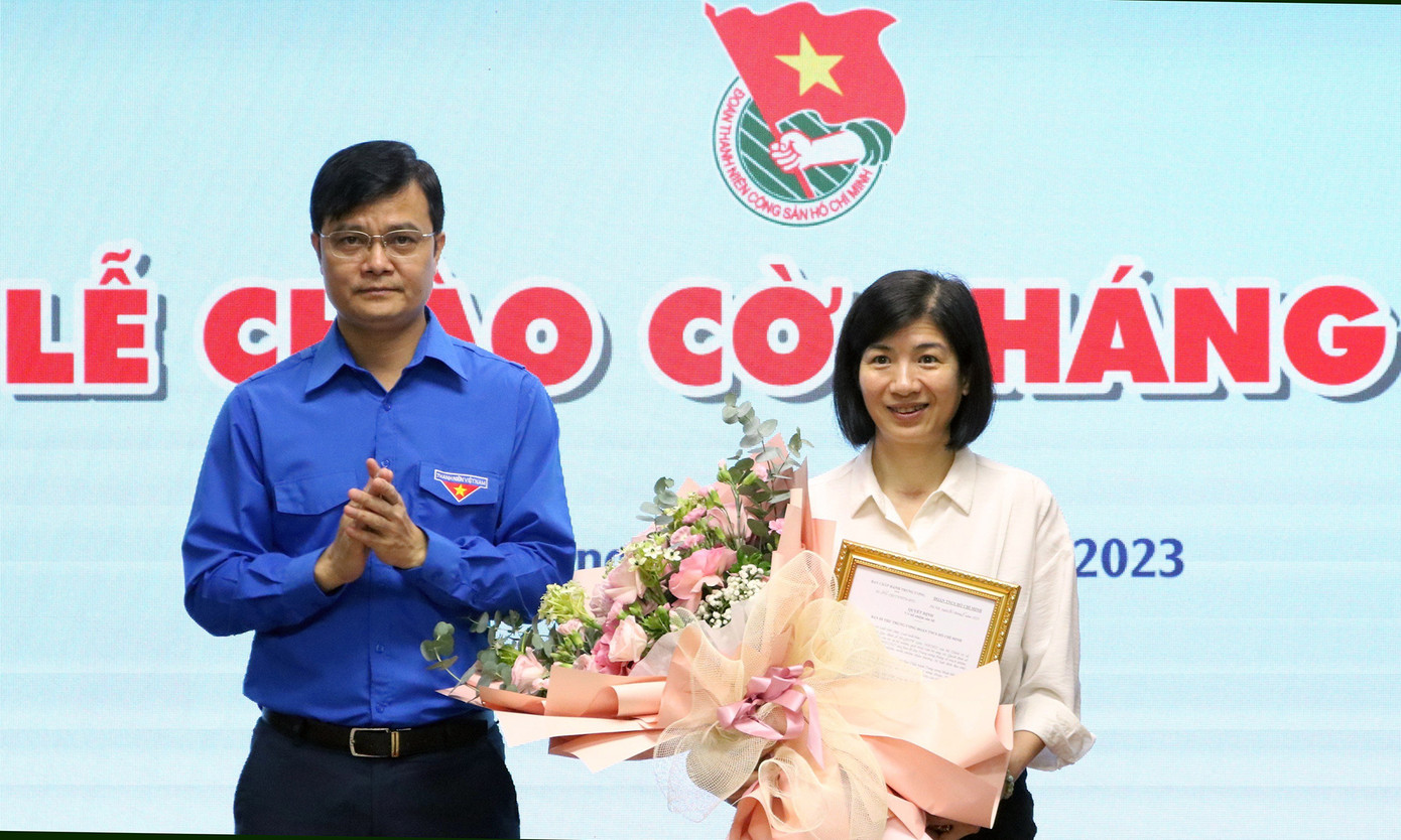 Anh Bùi Quang Huy, Bí thư thứ nhất T.Ư Đoàn trao quyết định và tặng hoa chúc mừng chị Hoàng Thị Vy, tân Phó Giám đốc NXB Kim Đồng. Ảnh: Vương Bảo Anh Anh Bùi Quang Huy, Bí thư thứ nhất T.Ư Đoàn trao quyết định và tặng hoa chúc mừng chị Hoàng Thị Vy, tân Phó Giám đốc NXB Kim Đồng. Ảnh: Vương Bảo Anh