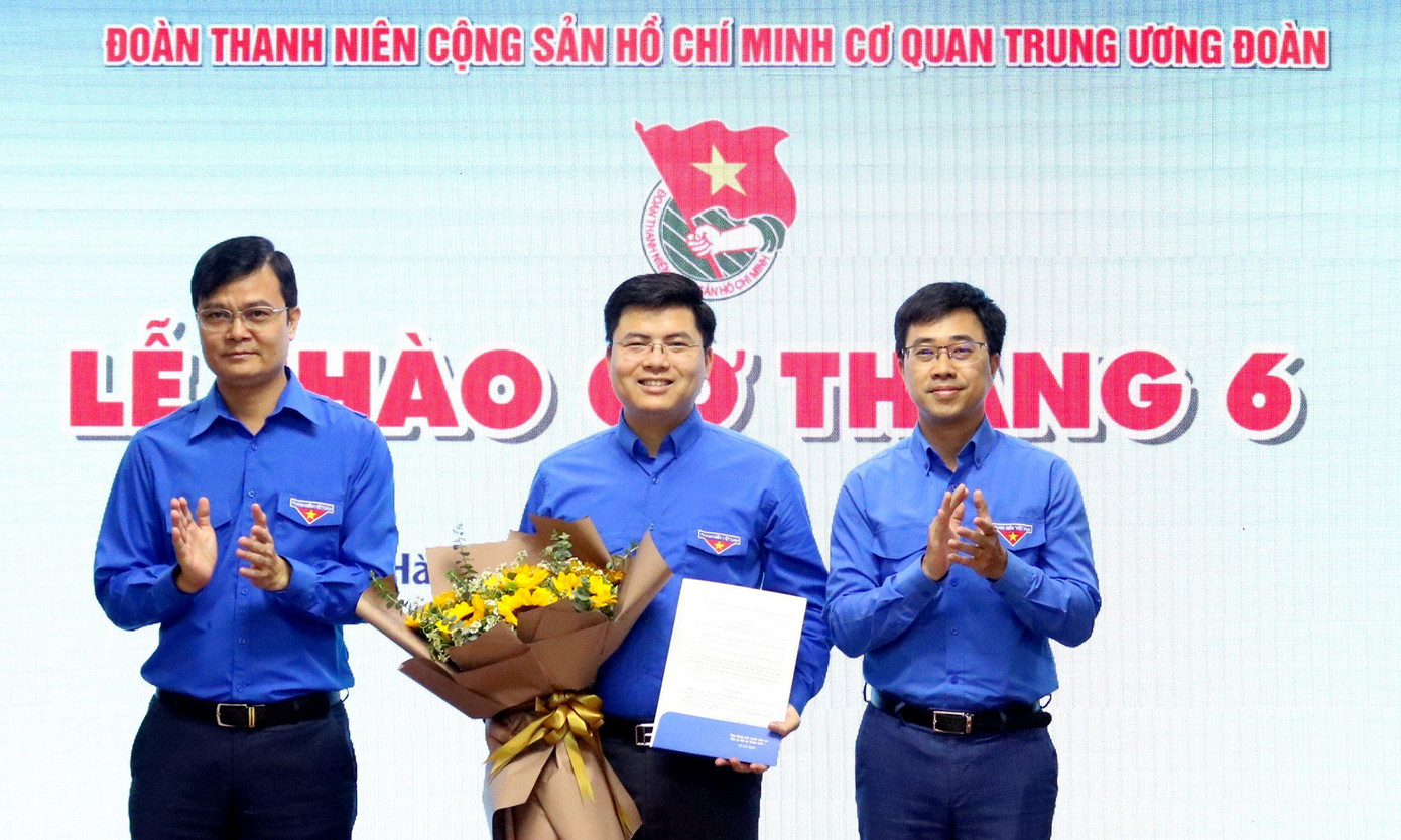 Anh Bùi Quang Huy, Bí thư thứ nhất T.Ư Đoàn và anh Bùi Hoàng Tùng, Bí thư Đoàn Khối các cơ quan Trung ương trao quyết định và tặng hoa chúc mừng anh Hoàng Đức Nam, tân Bí thư Đoàn cơ quan T.Ư Đoàn. Ảnh: Vương Bảo Anh Anh Bùi Quang Huy, Bí thư thứ nhất T.Ư Đoàn và anh Bùi Hoàng Tùng, Bí thư Đoàn Khối các cơ quan Trung ương trao quyết định và tặng hoa chúc mừng anh Hoàng Đức Nam, tân Bí thư Đoàn cơ quan T.Ư Đoàn. Ảnh: Vương Bảo Anh