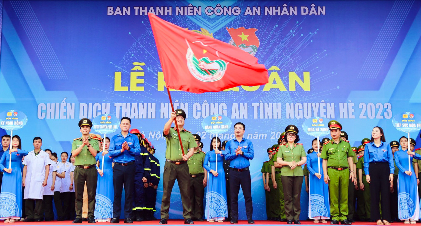 Các đại biểu thực hiện nghi thức trao cờ lệnh ra quân phát động Chiến dịch thanh niên Công an tình nguyện Hè năm 2023. Ảnh: BTC Các đại biểu thực hiện nghi thức trao cờ lệnh ra quân phát động Chiến dịch thanh niên Công an tình nguyện Hè năm 2023. Ảnh: BTC