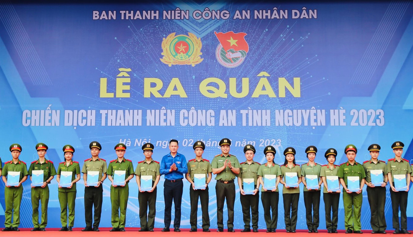 Anh Nguyễn Kim Quy, Trưởng ban Đoàn kết tập hợp thanh niên T.Ư Đoàn, Phó Chủ tịch thường trực T.Ư Hội LHTN Việt Nam và Trung tá Đồng Đức Vũ, Trưởng Ban Thanh niên CAND trao tặng 20 suất học bổng cho sinh viên. Ảnh: BTC Anh Nguyễn Kim Quy, Trưởng ban Đoàn kết tập hợp thanh niên T.Ư Đoàn, Phó Chủ tịch thường trực T.Ư Hội LHTN Việt Nam và Trung tá Đồng Đức Vũ, Trưởng Ban Thanh niên CAND trao tặng 20 suất học bổng cho sinh viên. Ảnh: BTC