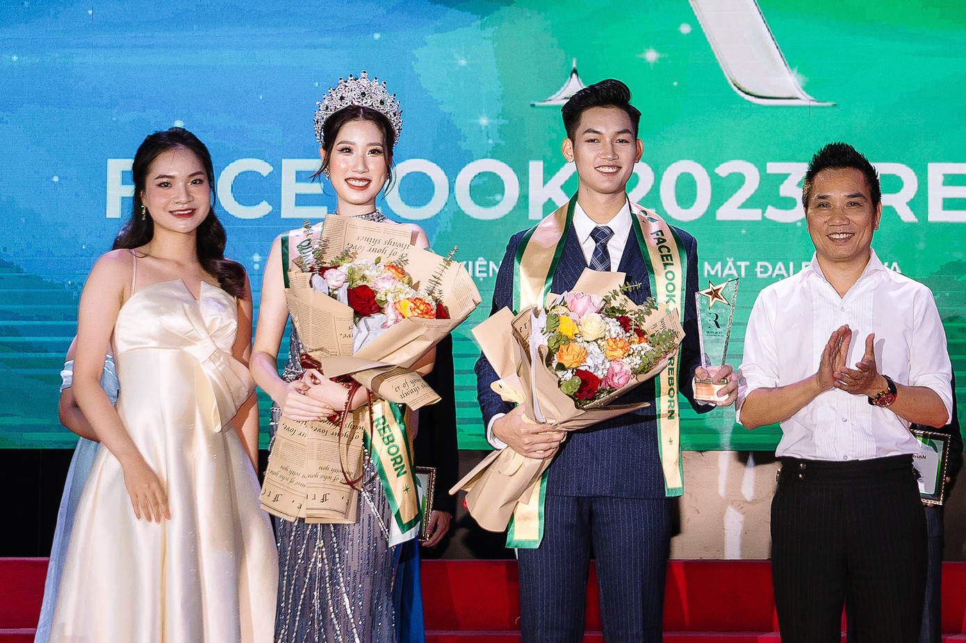 Kết quả chung cuộc, cặp thí sinh Hoàng Bình Quân (K9 Xây dựng Đảng và Chính quyền Nhà nước) và Nguyễn Châu Giang (K9QHCC1) giành giải Quán quân, trở thành đại sứ thương hiệu của Học viện Thanh thiếu niên Việt Nam. Ảnh: BTC