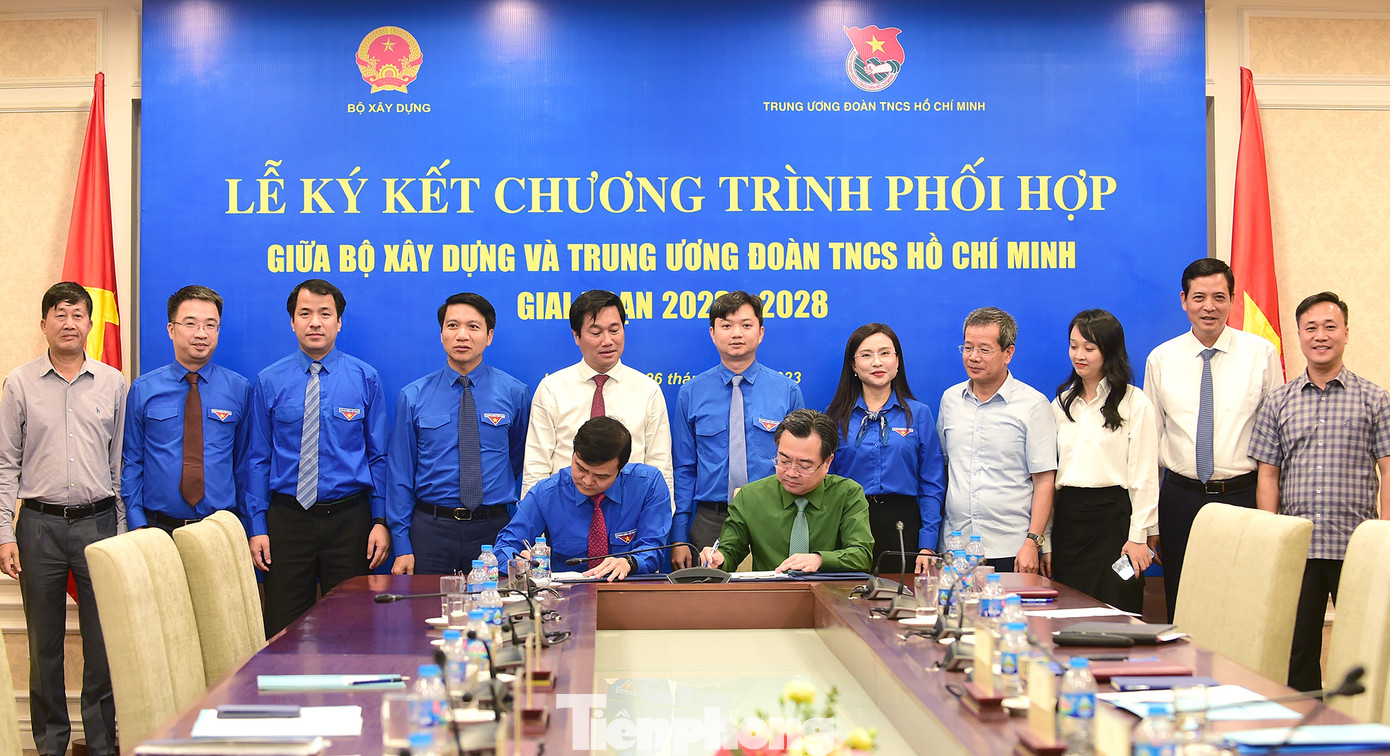 Bí thư thứ nhất T.Ư Đoàn Bùi Quang Huy và Bộ trưởng Bộ Xây dựng Nguyễn Thanh Nghị ký kết chương trình phối hợp giữa hai cơ quan. Ảnh: Xuân Tùng Bí thư thứ nhất T.Ư Đoàn Bùi Quang Huy và Bộ trưởng Bộ Xây dựng Nguyễn Thanh Nghị ký kết chương trình phối hợp giữa hai cơ quan. Ảnh: Xuân Tùng