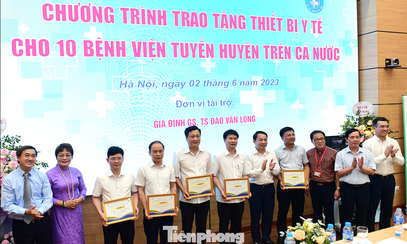 Đại diện ban tổ chức và gia đình GS. Đào Văn Long trao tặng thiết bị y tế tới đại diện bệnh viện tuyến huyện. Ảnh: Xuân Tùng Đại diện ban tổ chức và gia đình GS. Đào Văn Long trao tặng thiết bị y tế tới đại diện bệnh viện tuyến huyện. Ảnh: Xuân Tùng