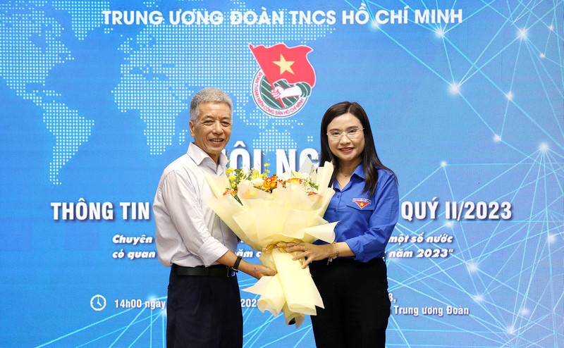 Chị Nguyễn Phạm Duy Trang tặng hoa cảm ơn Đại sứ Bùi Thế Giang. Ảnh: Lâm Đăng Hải Chị Nguyễn Phạm Duy Trang tặng hoa cảm ơn Đại sứ Bùi Thế Giang. Ảnh: Lâm Đăng Hải