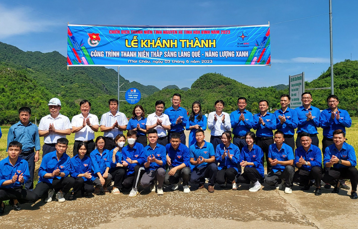 Các đại biểu, thanh niên tham dự khánh thành công trình thanh niên Thắp sáng làng quê. Ảnh: BTC