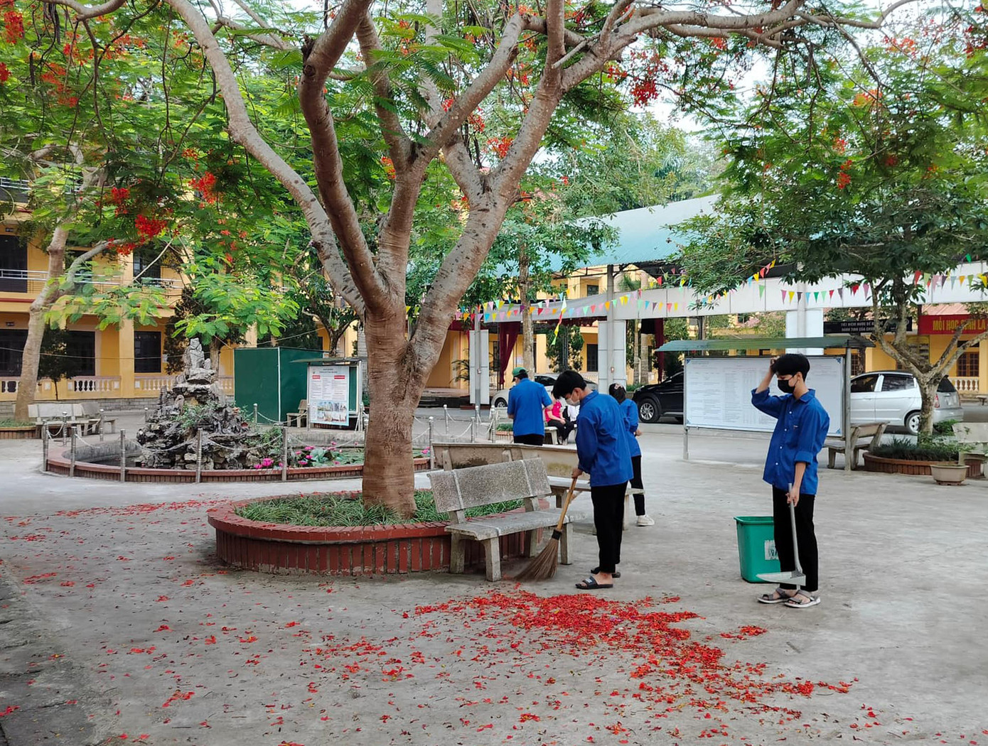 Tình nguyện viên ở Tuyên Quang tham gia các hoạt động tình nguyện, hỗ trợ thí sinh tham gia kỳ thi tuyển sinh lớp 10. Ảnh: BTC