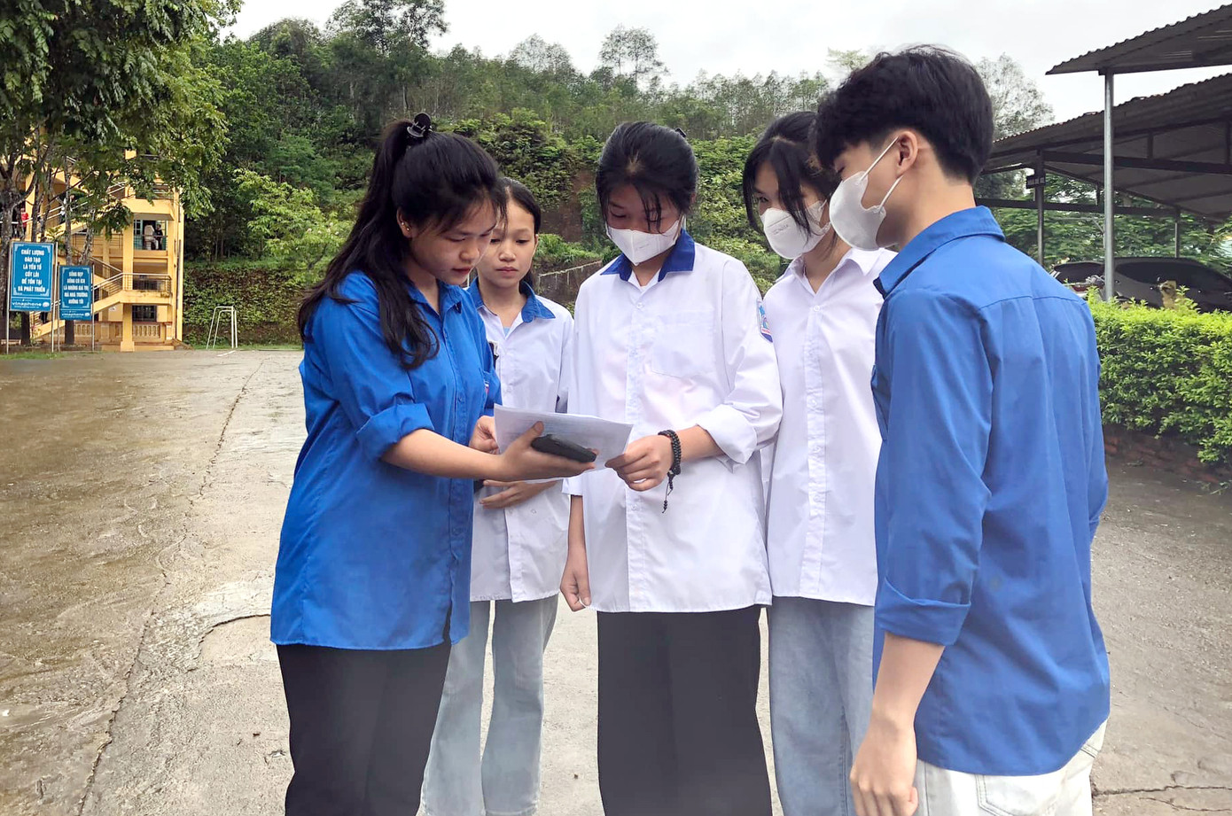 Tình nguyện viên ở Tuyên Quang tham gia các hoạt động tình nguyện, hỗ trợ thí sinh tham gia kỳ thi tuyển sinh lớp 10. Ảnh: BTC