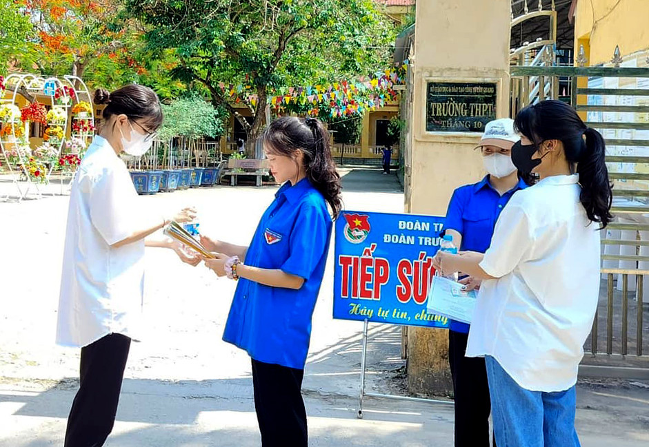 Tình nguyện viên ở Tuyên Quang tham gia các hoạt động tình nguyện, hỗ trợ thí sinh tham gia kỳ thi tuyển sinh lớp 10. Ảnh: BTC