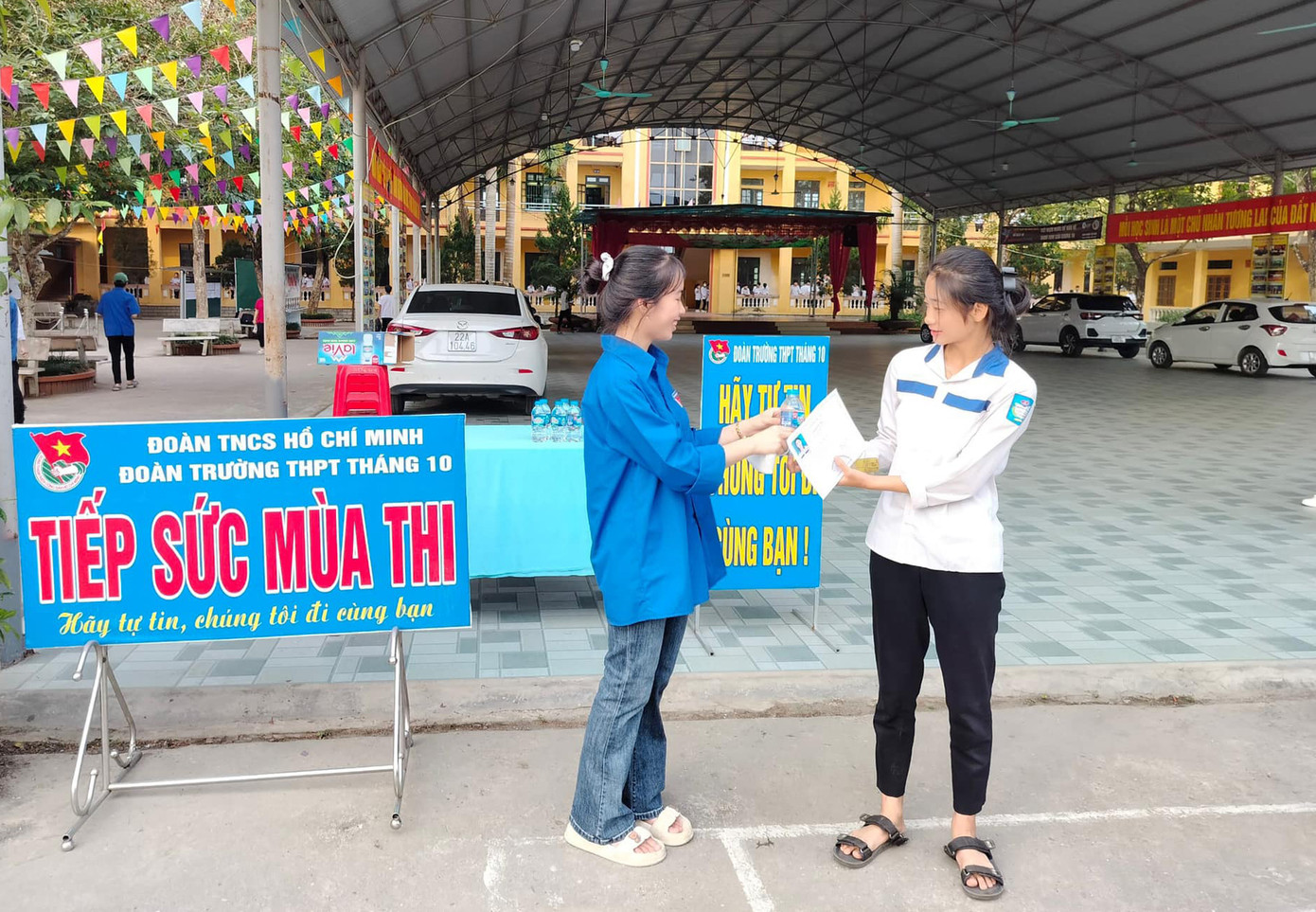 Tình nguyện viên ở Tuyên Quang tham gia các hoạt động tình nguyện, hỗ trợ thí sinh tham gia kỳ thi tuyển sinh lớp 10. Ảnh: BTC