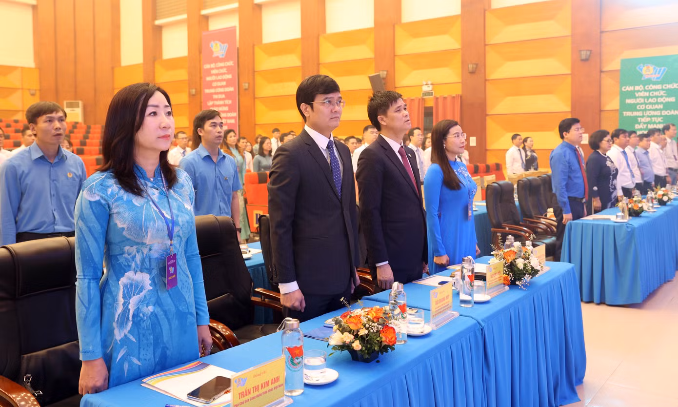 Ủy viên dự khuyết T.Ư Đảng, Bí thư thứ nhất T.Ư Đoàn, Bí thư Đảng ủy T.Ư Đoàn Bùi Quang Huy; Phó Chủ tịch Tổng Liên đoàn Lao động Việt Nam, Chủ tịch Công đoàn Viên chức Việt Nam Ngọ Duy Hiểu; Phó Chủ tịch Công đoàn viên chức Việt Nam Trần Thị Kim Anh; Bí thư T.Ư Đoàn, Chủ tịch Hội đồng Đội Trung ương Nguyễn Phạm Duy Trang tới dự Đại hội.