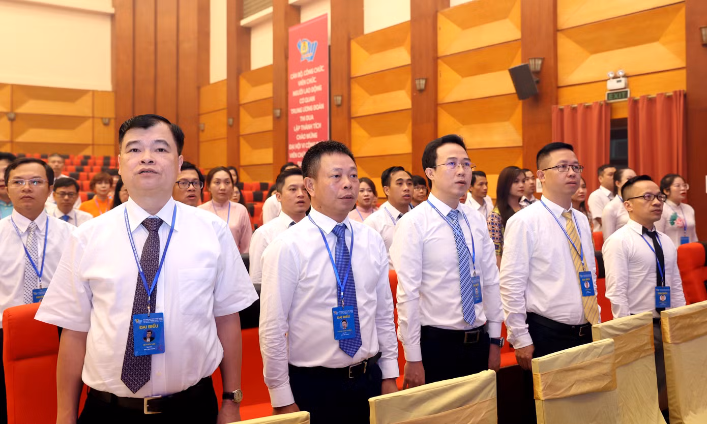 Đại biểu đại hội thực hiện nghi lễ chào cờ. Ảnh: Trọng Tài