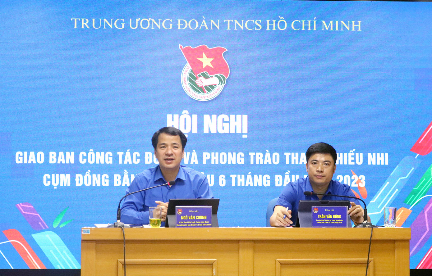 Anh Ngô Văn Cương (trái ảnh) phát biểu tại hội nghị. Ảnh: Bảo Anh