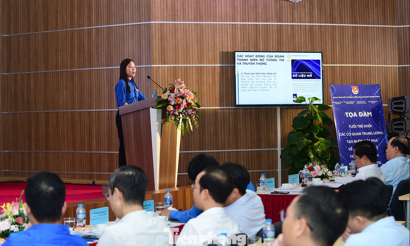 Chị Nguyễn Phương Nhung trình bày tham luận tại tọa đàm. Ảnh: Xuân Tùng