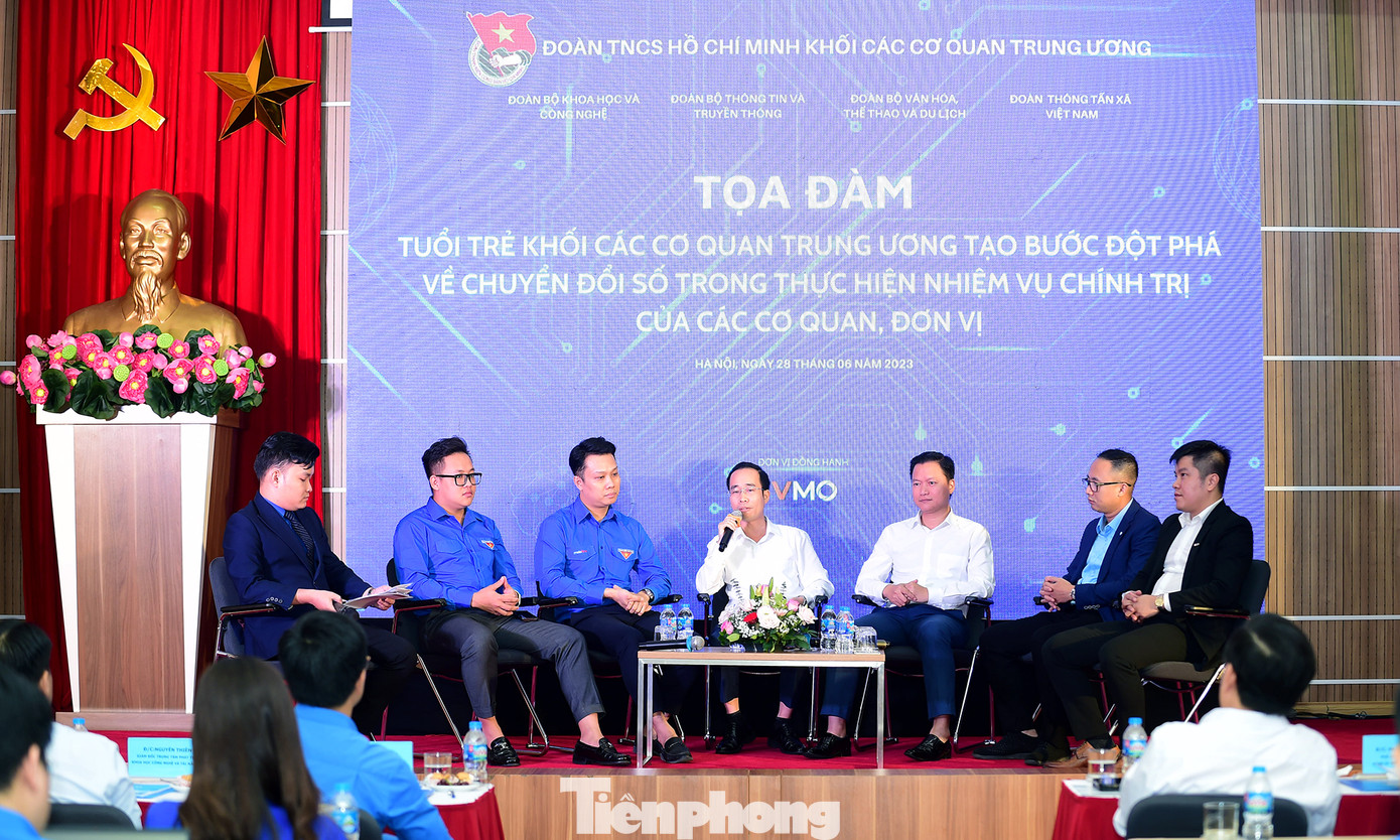 Các đại biểu, khách mời trao đổi tại tọa đàm. Ảnh: Xuân Tùng