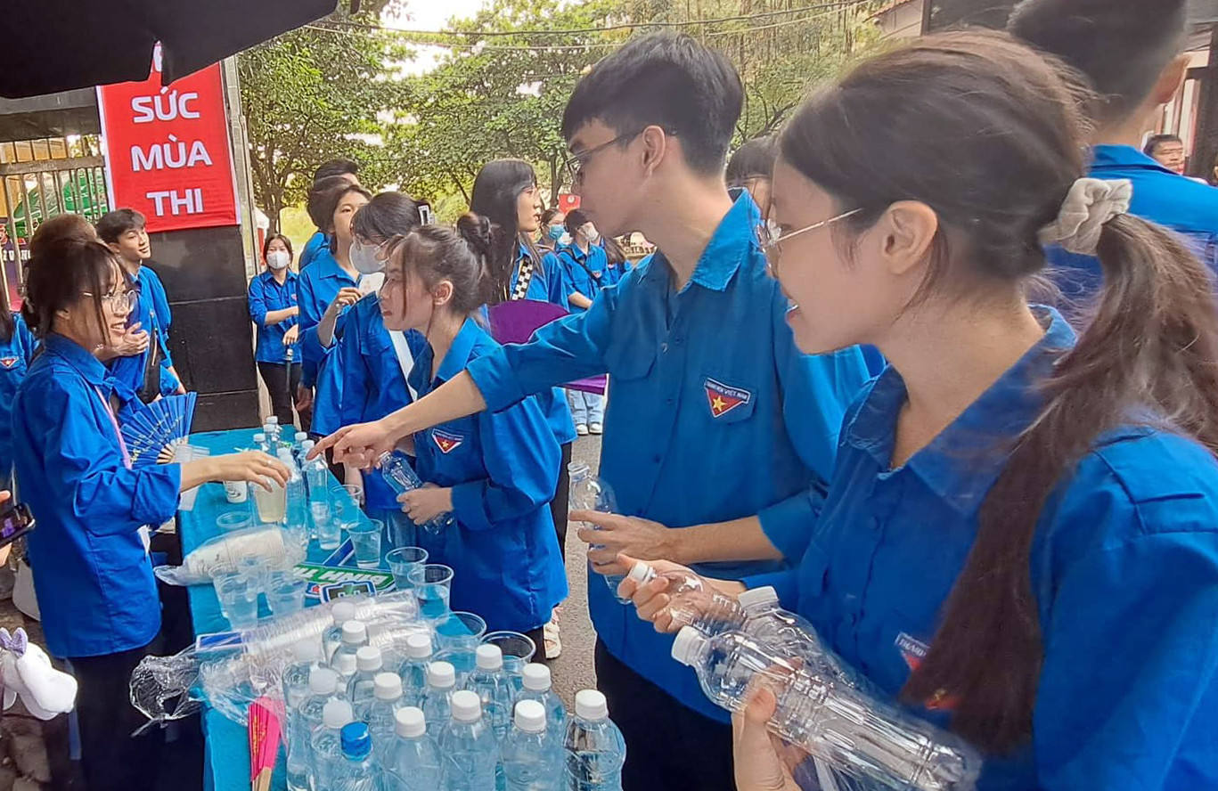 Tình nguyện viên tham gia các hoạt động hỗ trợ thí sinh. Ảnh: BTC