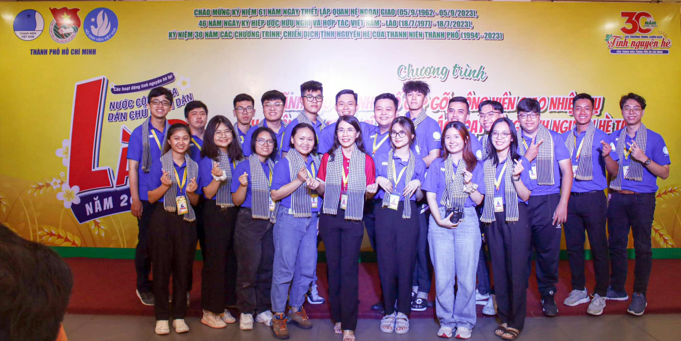 Tình nguyện viên hào hứng chuẩn bị lên đường sang Lào thực hiện các hoạt động. Ảnh: FB TNHTL