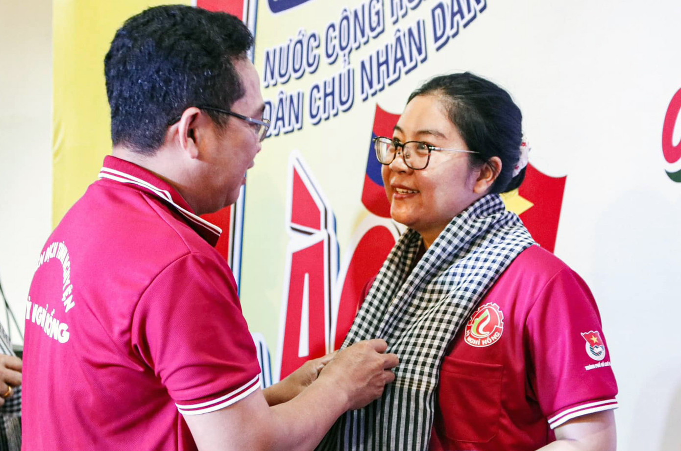 Ông Phạm Minh Tuấn, Phó Chủ tịch Ủy Ban MTTQ Việt Nam TPHCM thực hiện nghi thức trao khăn rằn cho các chiến sĩ tham gia các hoạt động tình nguyện tại nước CHDCND Lào năm 2023. Ảnh: FB TNHTL.