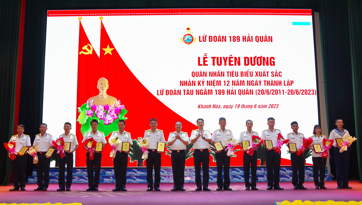 Thủ trưởng Lữ đoàn trao thưởng cho 12 quân nhân tiêu biểu xuất sắc. Thủ trưởng Lữ đoàn trao thưởng cho 12 quân nhân tiêu biểu xuất sắc.