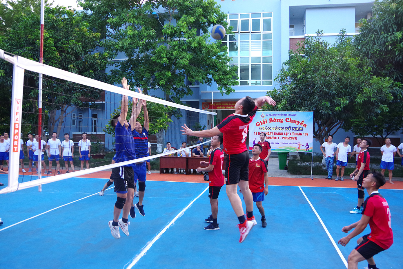 Sau lễ tuyên dương là các hoạt động văn hoá văn nghệ, thể dục thể thao liên tục diễn ra trong 2 ngày 19 và 20/6. Sau lễ tuyên dương là các hoạt động văn hoá văn nghệ, thể dục thể thao liên tục diễn ra trong 2 ngày 19 và 20/6.