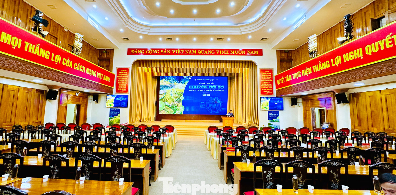 Trong đó, có kinh nghiệm trong triển khai các mô hình thí điểm chuyển đổi số của tỉnh Yên Bái; vấn đề chuyển đổi số trên địa bàn tỉnh Phú Thọ; chuyển đổi số thúc đẩy phát triển du lịch ở địa phương tại Lào Cai; di sản, đặc sản góp phần thúc đẩy phát triển kinh tế số; hướng tới nông nghiệp thông minh nhờ giải pháp chuyển đổi số... Hội thảo còn tập trung trao đổi, giải đáp những thắc mắc, vấn đề còn trăn trở trong quá trình chuyển đổi số của địa phương, doanh nghiệp.