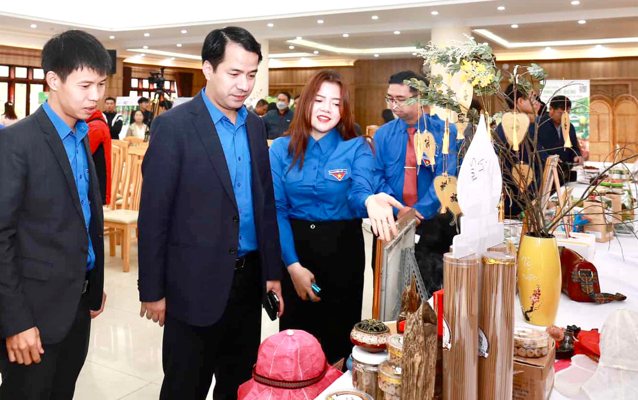 Anh Ngô Văn Cương, Bí thư T.Ư Đoàn cùng các đại biểu tham quan các dự án vòng chung kết cuộc thi “Dự án khởi nghiệp thanh niên nông thôn” năm 2022.