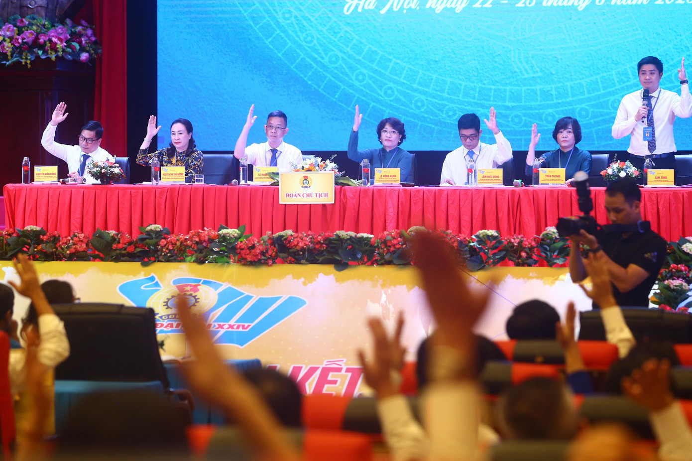 Các đại biểu biểu quyết thông qua các nội dung tại Đại hội. Ảnh: Duy Phạm