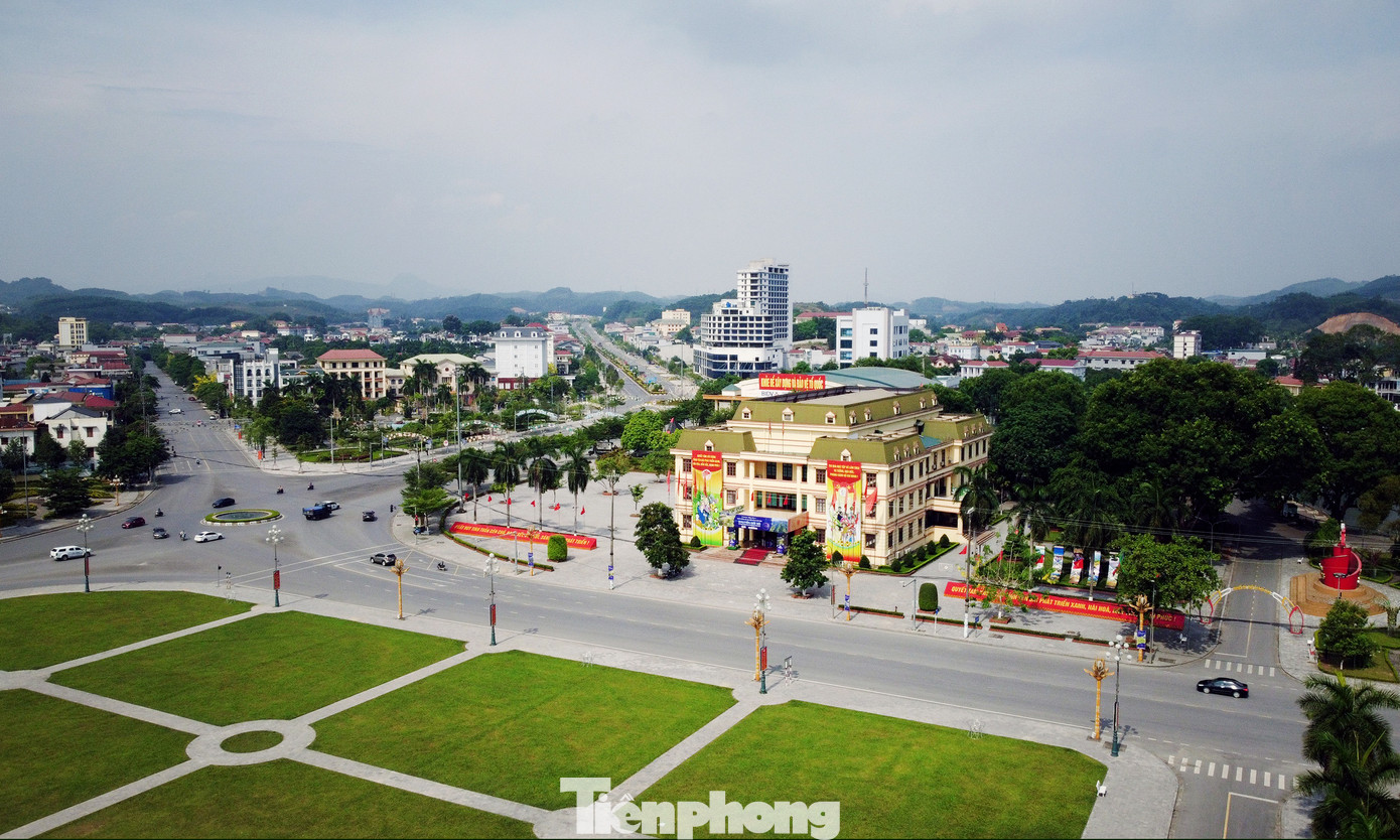 Sáng 9/6, tại Trung tâm Hội nghị tỉnh Yên Bái (phường Đồng Tâm, TP. Yên Bái), báo Tiền Phong phối hợp với UBND tỉnh Yên Bái và Tập đoàn Bưu chính Viễn thông VNPT sẽ tổ chức hội thảo "Thúc đẩy chuyển đổi số khu vực Trung du và miền núi phía Bắc". Hội thảo dự kiến có sự tham dự của: Thứ trưởng Bộ Thông tin và Truyền thông (TT&amp;TT) Nguyễn Huy Dũng, lãnh đạo Cục Chuyển đổi số, Vụ Kinh tế số và Xã hội số và một số đơn vị của Bộ TT&amp;TT; TS Nguyễn Quân, nguyên Bộ trưởng Bộ KH&amp;CN, đại diện các Bộ KH&amp;CN, Bộ NN&amp;PTNT, Bộ VH-TT&amp;DL, Hội Truyền thông số Việt Nam; lãnh đạo UBND một số tỉnh trong khu vực, các sở, ngành, cơ quan, đơn vị, doanh nghiệp đóng trên địa bàn các tỉnh trung du, miền núi phía Bắc; các nhà cung cấp giải pháp chuyển đổi số cùng hơn 250 khách mời